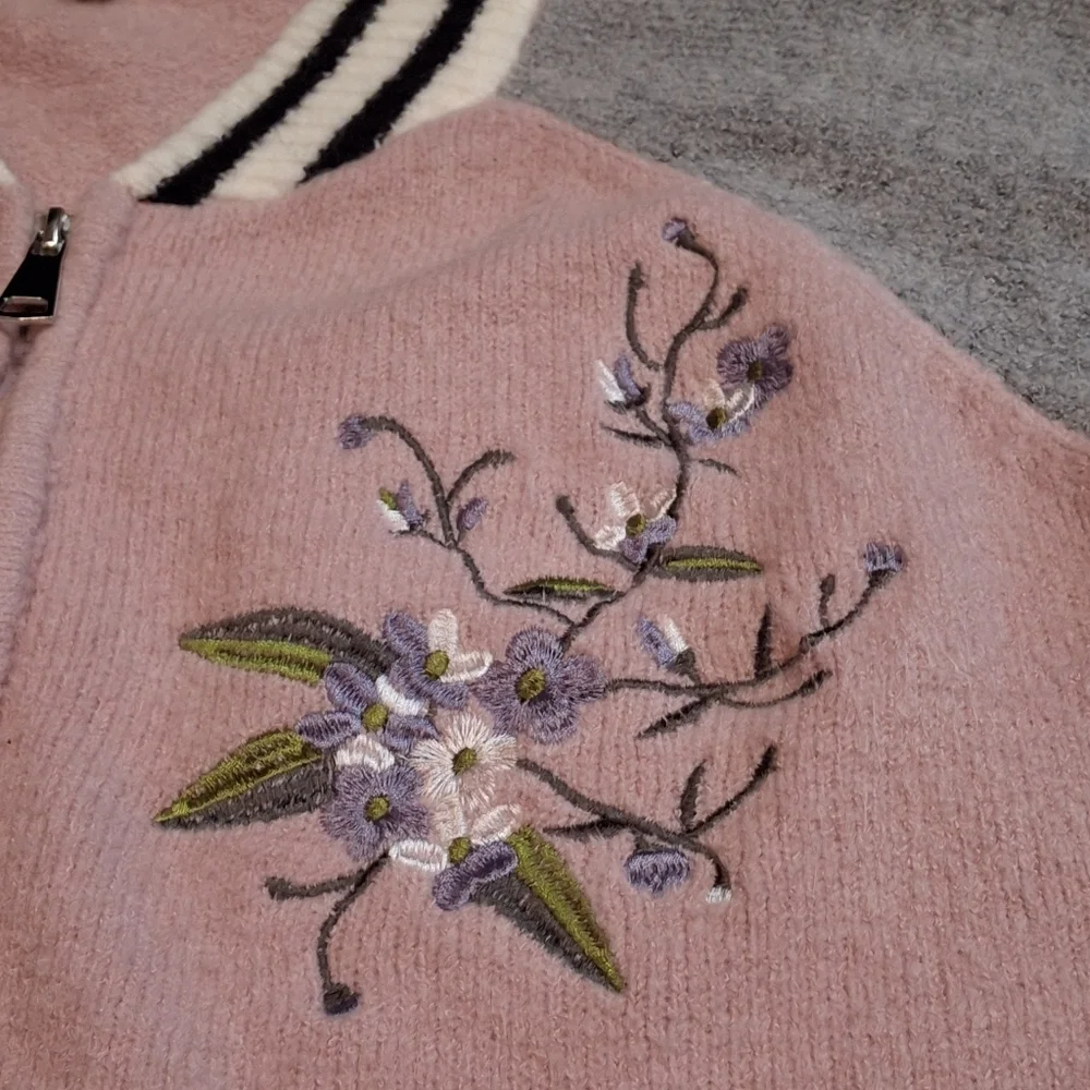True Craft Embroidered Varsity Sweater Gray Pink Striped Trim  Women Size Large - Picture 8 of 15